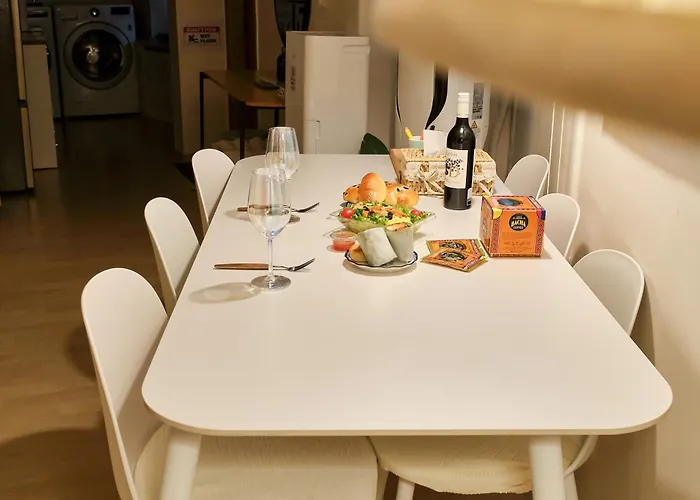 몽마르뜨 숭인 24시 셀프 체크인 3룸 퀸4 최대8인 얼음정수기 비데 종로 동묘역 명동 동대문 가족 단체 아파트 서울특별시