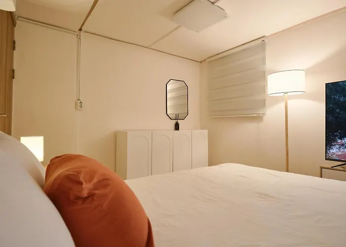 몽마르뜨 숭인 24시 셀프 체크인 3룸 퀸4 최대8인 얼음정수기 비데 종로 동묘역 명동 동대문 가족 단체 * 서울특별시